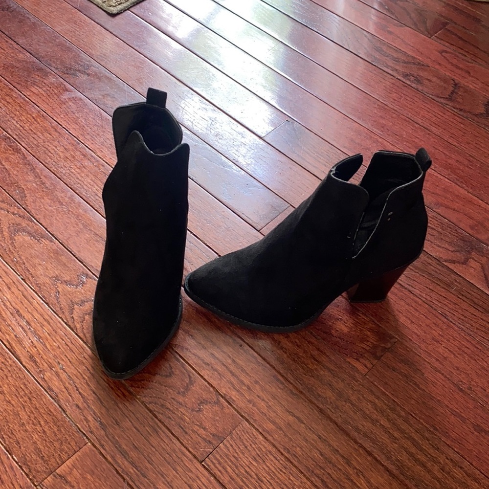Heeled pointy boots